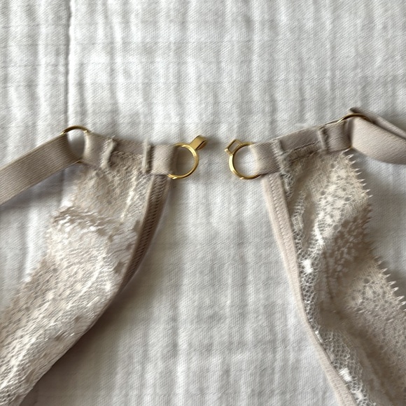 Incredible by VS racerback bra 32DD - Picture 4 of 4